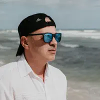 Hör dir undefined an, schau dir Musikvideos an, lies die Biografie, finde Tourdaten und mehr!