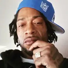 Hör dir Blu ICE an, schau dir Musikvideos an, lies die Biografie, finde Tourdaten und mehr!