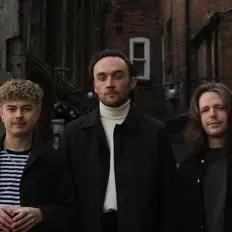 聆聽 Adult Play、觀看音樂影片、閱讀小傳、查看巡演日期等！