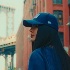 聆聽 Evelina、觀看音樂影片、閱讀小傳、查看巡演日期等！