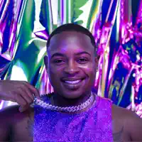 聆聽 undefined、觀看音樂影片、閱讀小傳、查看巡演日期等！