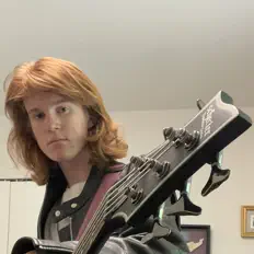 Escucha a Vallaria, mira videos musicales, lee su biografía, consulta las fechas de las gira y más.