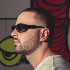 Poslechněte si interpreta Fenk, sledujte hudební videa, přečtěte si životopis, podívejte se na data turné a další informace.