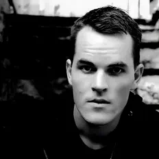 AWR을(를) 듣고, 뮤직 비디오를 보고, 약력을 읽고, 투어 일정 등을 확인하세요!