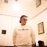 Dengarkan undefined, tonton video musik, baca bio, lihat tanggal tur & lainnya!