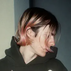 Ouça r(ea)lm, assista a videoclipes, leia a biografia, veja as datas das turnês e mais!