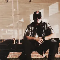 Ouça El-Jefe, assista a videoclipes, leia a biografia, veja as datas das turnês e mais!