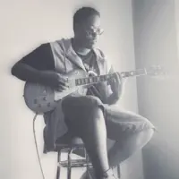 聆聽 undefined、觀看音樂影片、閱讀小傳、查看巡演日期等！