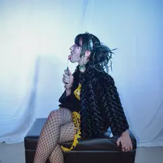收听 BLAIRE BLADES、观看音乐视频、阅读小传、查看巡演日期等 ！