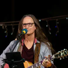 Hör dir Glen Roethel an, schau dir Musikvideos an, lies die Biografie, finde Tourdaten und mehr!