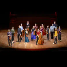 Poslechněte si interpreta United Strings of Europe, sledujte hudební videa, přečtěte si životopis, podívejte se na data turné a další informace.