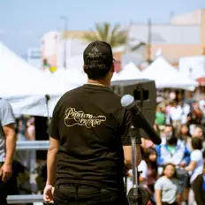 收听 Proyecto Privado、观看音乐视频、阅读小传、查看巡演日期等 ！