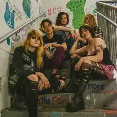 Poslechněte si interpreta Mind-Body Problem, sledujte hudební videa, přečtěte si životopis, podívejte se na data turné a další informace.