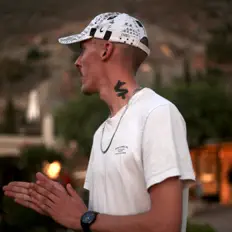 聆聽 $TEZEE、觀看音樂影片、閱讀小傳、查看巡演日期等！