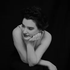 Hör dir Rosa Butsi an, schau dir Musikvideos an, lies die Biografie, finde Tourdaten und mehr!