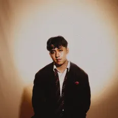 聆聽 KHAi、觀看音樂影片、閱讀小傳、查看巡演日期等！