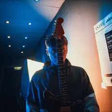 聆聽 Mavissing!、觀看音樂影片、閱讀小傳、查看巡演日期等！