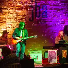 West Ridge Circleを聴いたり、ミュージックビデオを鑑賞したり、経歴やツアー日程などを確認したりしましょう！