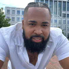 Ouça Reztituyo, assista a videoclipes, leia a biografia, veja as datas das turnês e mais!