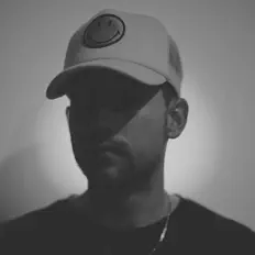 聆聽 .breezy、觀看音樂影片、閱讀小傳、查看巡演日期等！