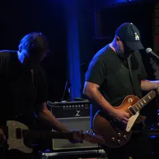 聆聽 Junebird、觀看音樂影片、閱讀小傳、查看巡演日期等！