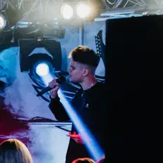 Poslechněte si interpreta MY$AK, sledujte hudební videa, přečtěte si životopis, podívejte se na data turné a další informace.