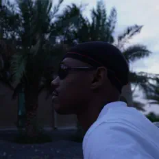 Poslechněte si interpreta ToniDee, sledujte hudební videa, přečtěte si životopis, podívejte se na data turné a další informace.