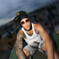 Poslechněte si interpreta undefined, sledujte hudební videa, přečtěte si životopis, podívejte se na data turné a další informace.