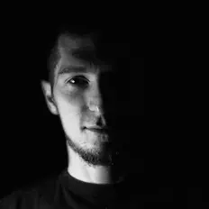 聆聽 FLober、觀看音樂影片、閱讀小傳、查看巡演日期等！