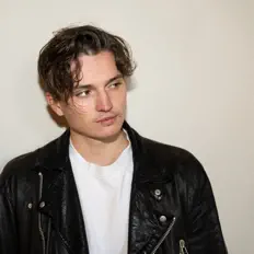 收听 Directa、观看音乐视频、阅读小传、查看巡演日期等 ！