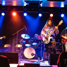 Dengarkan The Emptys, tonton video musik, baca bio, lihat tanggal tur & lainnya!