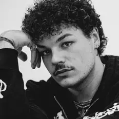 Raw the Artistを聴いたり、ミュージックビデオを鑑賞したり、経歴やツアー日程などを確認したりしましょう！
