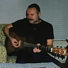 Apricot Hillを聴いたり、ミュージックビデオを鑑賞したり、経歴やツアー日程などを確認したりしましょう！