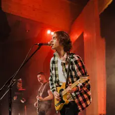 Dengarkan Starsdyedred, tonton video musik, baca bio, lihat tanggal tur & lainnya!