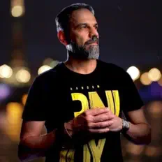 收听 Yasser Farouk、观看音乐视频、阅读小传、查看巡演日期等 ！