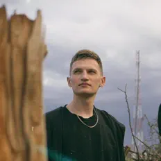 聆聽 DipSelf、觀看音樂影片、閱讀小傳、查看巡演日期等！