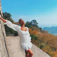 收听 Dallachka、观看音乐视频、阅读小传、查看巡演日期等 ！