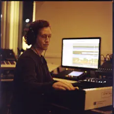 Ascolta HASSETT, guarda video musicali, leggi la biografia, vedi le date del tour & altro!