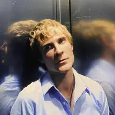 Ingrateを聴いたり、ミュージックビデオを鑑賞したり、経歴やツアー日程などを確認したりしましょう！