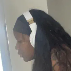 聆聽 Blicky B、觀看音樂影片、閱讀小傳、查看巡演日期等！