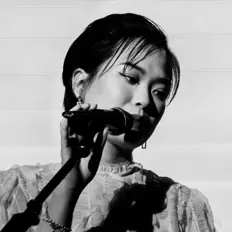 Nguyen Thuy Linh सुनें, म्यूज़िक वीडियो देखें, बायो पढ़ें, दौरे की तारीखें और बहुत कुछ देखें!