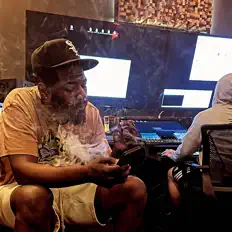 Hör dir DramaWorld J4 an, schau dir Musikvideos an, lies die Biografie, finde Tourdaten und mehr!