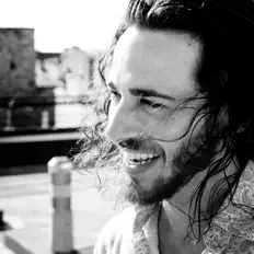 Caroloを聴いたり、ミュージックビデオを鑑賞したり、経歴やツアー日程などを確認したりしましょう！