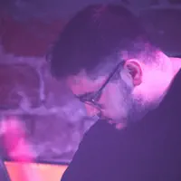 Poslechněte si interpreta undefined, sledujte hudební videa, přečtěte si životopis, podívejte se na data turné a další informace.