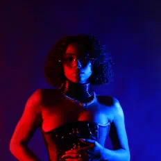 聆聽 Chii Fontaine、觀看音樂影片、閱讀小傳、查看巡演日期等！