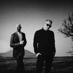 聆聽 LUX TERMINA、觀看音樂影片、閱讀小傳、查看巡演日期等！