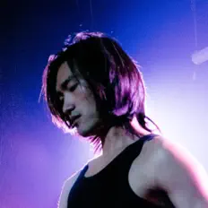 收听 enjyng、观看音乐视频、阅读小传、查看巡演日期等 ！