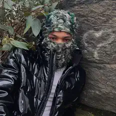 聆聽 EKFOX、觀看音樂影片、閱讀小傳、查看巡演日期等！