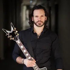 Poslechněte si interpreta Pink Paradoxe, sledujte hudební videa, přečtěte si životopis, podívejte se na data turné a další informace.