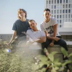 收听 Summerdrive、观看音乐视频、阅读小传、查看巡演日期等 ！